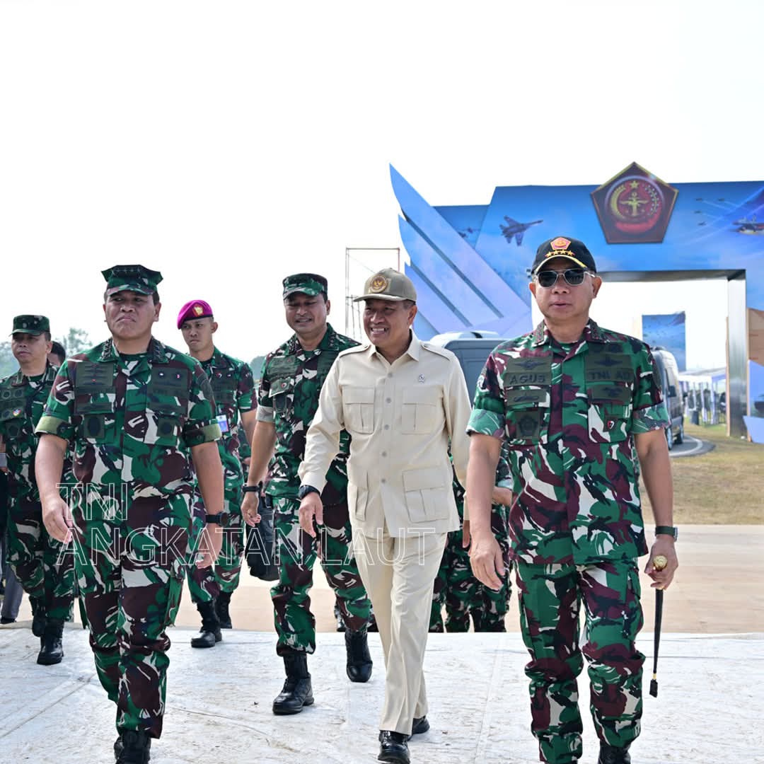 Kepala Staf Angkatan Laut (Kasal) Laksamana TNI Dr. Muhammad Ali bersama Menteri Pertahanan RI (Menhan) Sjafrie Sjamsoeddin dan Panglima TNI Jenderal TNI Agus Subiyanto melakukan peninjauan langsung
