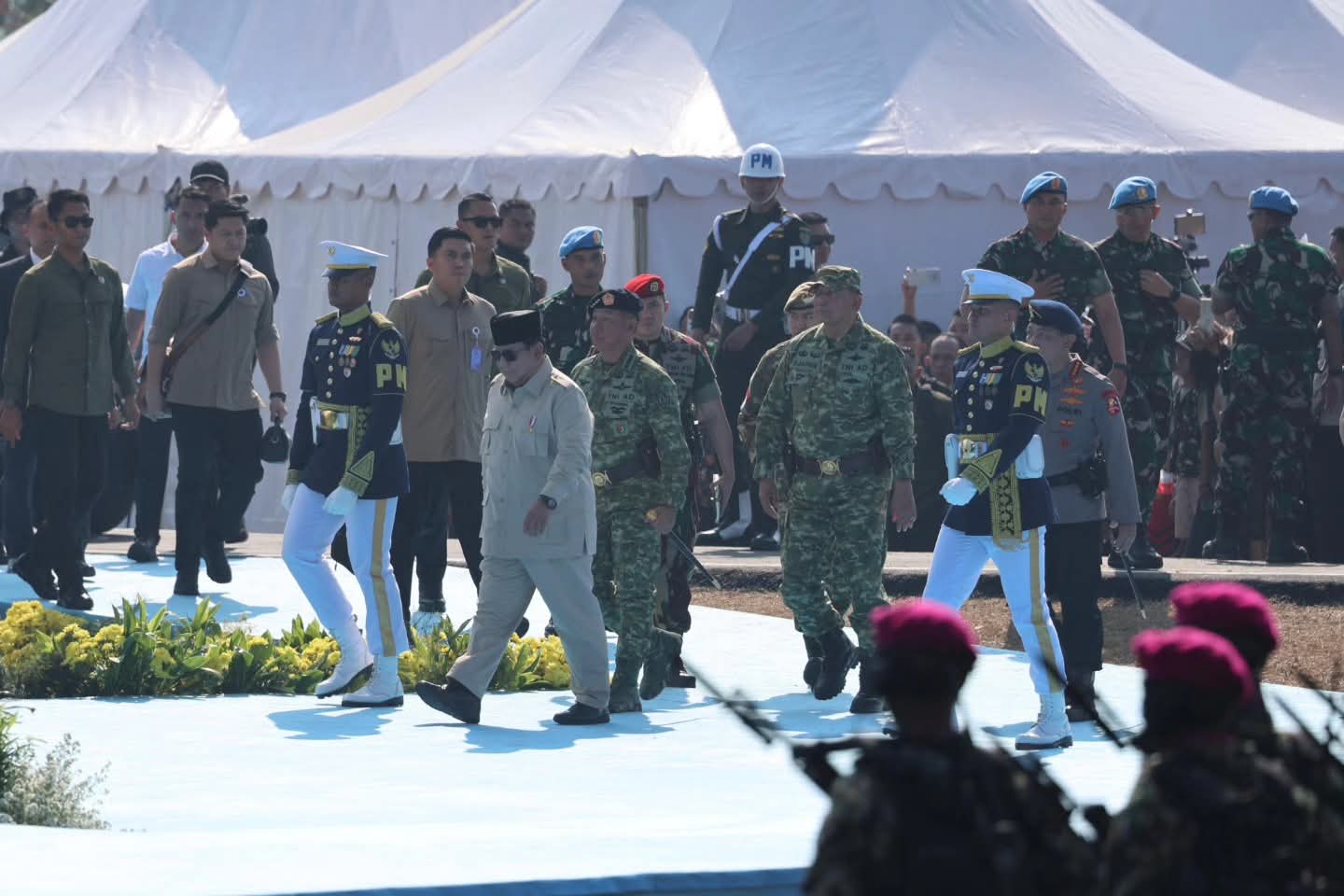 Kepala Staf Angkatan Laut (Kasal) Republik Indonesia, Laksamana TNI Dr. Muhammad Ali, menghadiri Upacara Gelar Pasukan Operasional dan Kehormatan Militer