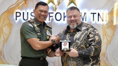 Kepala Pusat Penerangan (Kapuspen) TNI, Mayjen TNI Kristomei Sianturi, S.Sos., M.Si. (Han), menerima kunjungan silaturahmi dari Atase Pers Kedutaan Besar Amerika Serikat untuk Indonesia, Jamie W. Ravetz