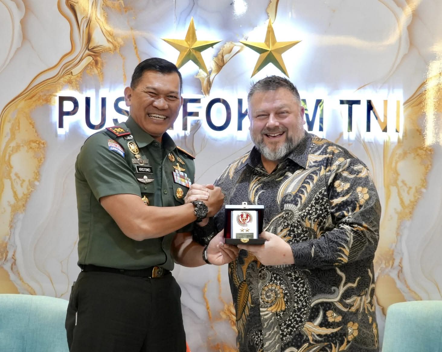 Kepala Pusat Penerangan (Kapuspen) TNI, Mayjen TNI Kristomei Sianturi, S.Sos., M.Si. (Han), menerima kunjungan silaturahmi dari Atase Pers Kedutaan Besar Amerika Serikat untuk Indonesia, Jamie W. Ravetz