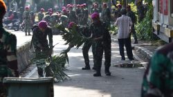 TNI dan Masyarakat Gotong Royong Bersihkan Jalan Pasca Unjuk Rasa