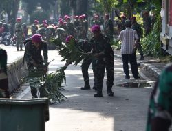 TNI dan Masyarakat Gotong Royong Bersihkan Jalan Pasca Unjuk Rasa