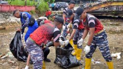 TNI AL Lantamal X Jayapura Bersinergi Bersihkan Kali Anafre Sambut HUT RI ke 80