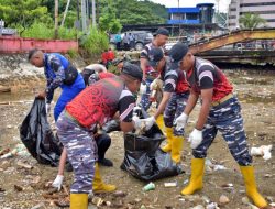 TNI AL Lantamal X Jayapura Bersinergi Bersihkan Kali Anafre Sambut HUT RI ke 80