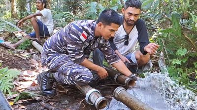 TNI AL bantu warga Adonara dapatkan akses air bersih. Instruksi Kasal Muhammad Ali wujudkan pembangunan berkelanjutan di daerah terpencil