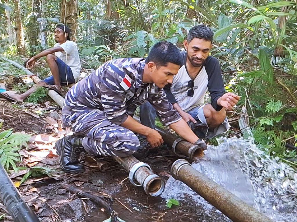 TNI AL bantu warga Adonara dapatkan akses air bersih. Instruksi Kasal Muhammad Ali wujudkan pembangunan berkelanjutan di daerah terpencil