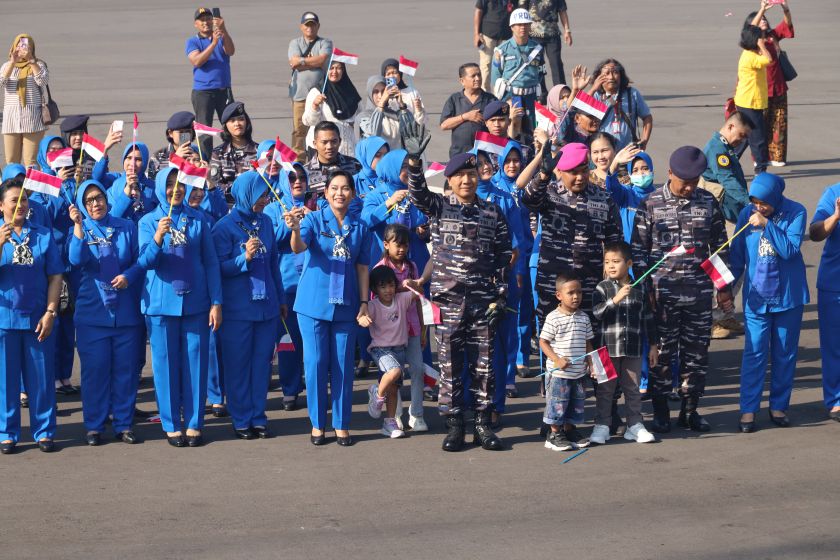 Melepas keberangkatan KRi Bima Suci