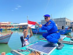 Satpolairud Natuna Bagikan Bendera Merah Putih ke Nelayan di HUT RI ke-80, Tingkatkan Nasionalisme di Perbatasan
