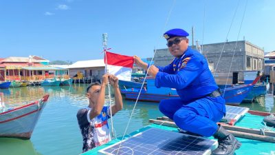 Bendera Merah Putih kepada nelayan