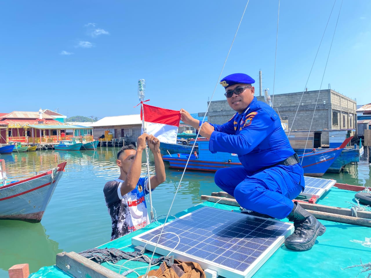 Bendera Merah Putih kepada nelayan