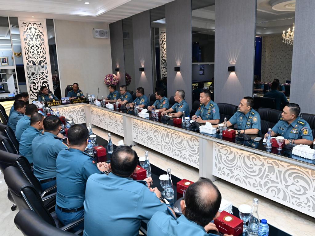 Kepala Staf Angkatan Laut (Kasal) Laksamana TNI Dr. Muhammad Ali memberikan pengarahan strategis