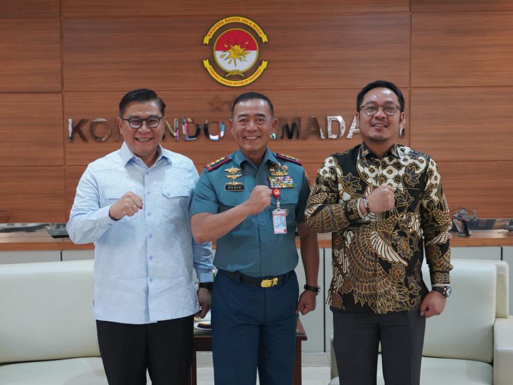 Laksamana Madya TNI Dr. Denih Hendrata, S.E., M.M. menerima kunjungan kehormatan dari Anggota DPR RI, Danang Wicaksono dan Unru Basso (Ubas) beserta staf.