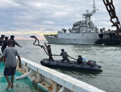 KRI Sultan Thaha Syaifuddin-376 Evakuasi Kapal Nelayan Terombang-Ambing, Bukti Nyata Sinergi TNI AL dan Masyarakat Pesisir