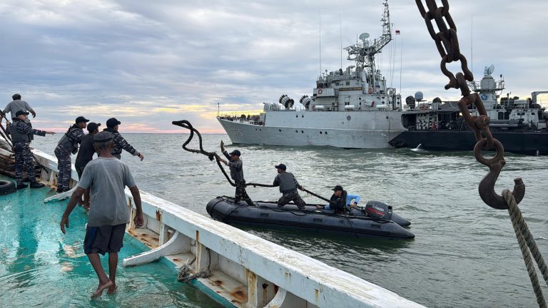 operasi kemanusiaan yang memukau, KRI Sultan Thaha Syaifuddin-376