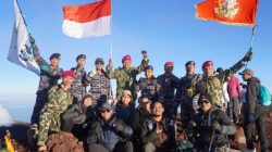 Prajurit TNI AL Tegal Kibarkan Merah Putih di Puncak Gunung Slamet untuk HUT RI ke 80