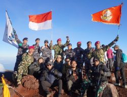 Prajurit TNI AL Tegal Kibarkan Merah Putih di Puncak Gunung Slamet untuk HUT RI ke 80