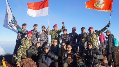 Prajurit TNI AL Tegal Kibarkan Merah Putih di Puncak Gunung Slamet untuk HUT RI ke 80