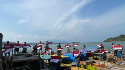 Bendera Merah Putih kepada para nelayan di Kabupaten Lingga.