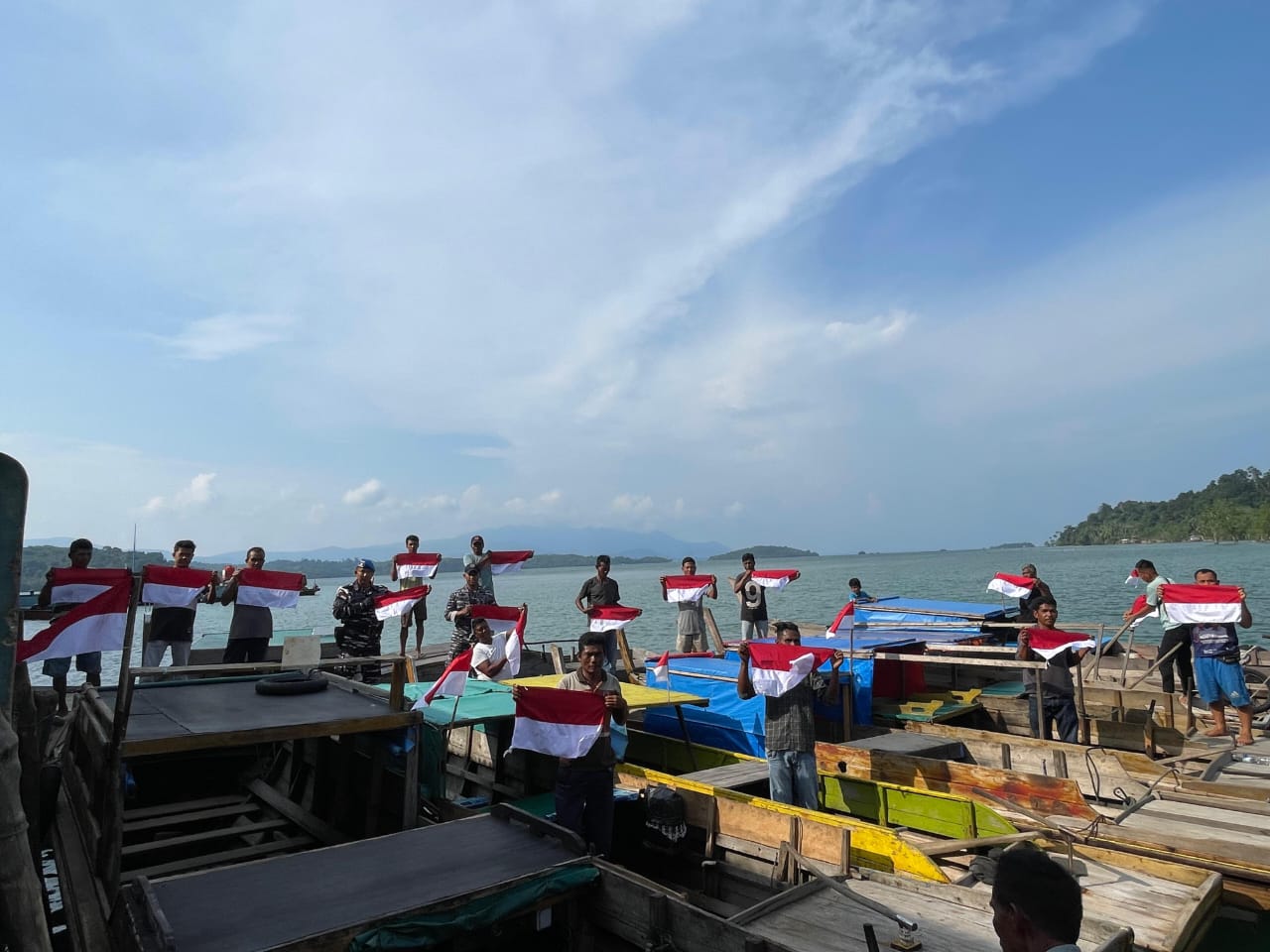 Bendera Merah Putih kepada para nelayan di Kabupaten Lingga.