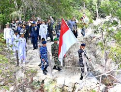 Semarak Merah Putih di Ujung Negeri, TNI AL Kibarkan Merah putih Bukti Nasionalisme Tak Terkikis Zaman