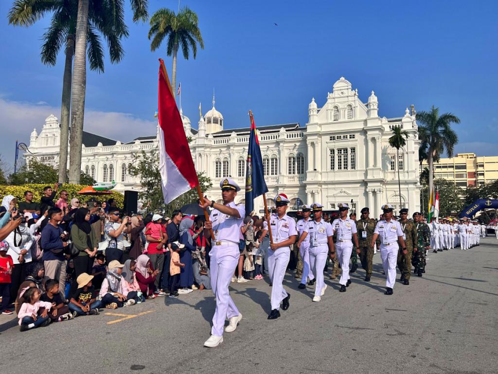 Kontingen TNI Angkatan Laut (AL) yang diwakili KRI Bung Tomo-357