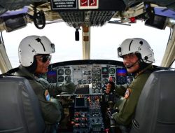 Danpuspenerbal Laksda TNI Bayu Alisyahbana Asah Kemampuan Terbang dengan Latihan Refreshing di Helideck Simulator