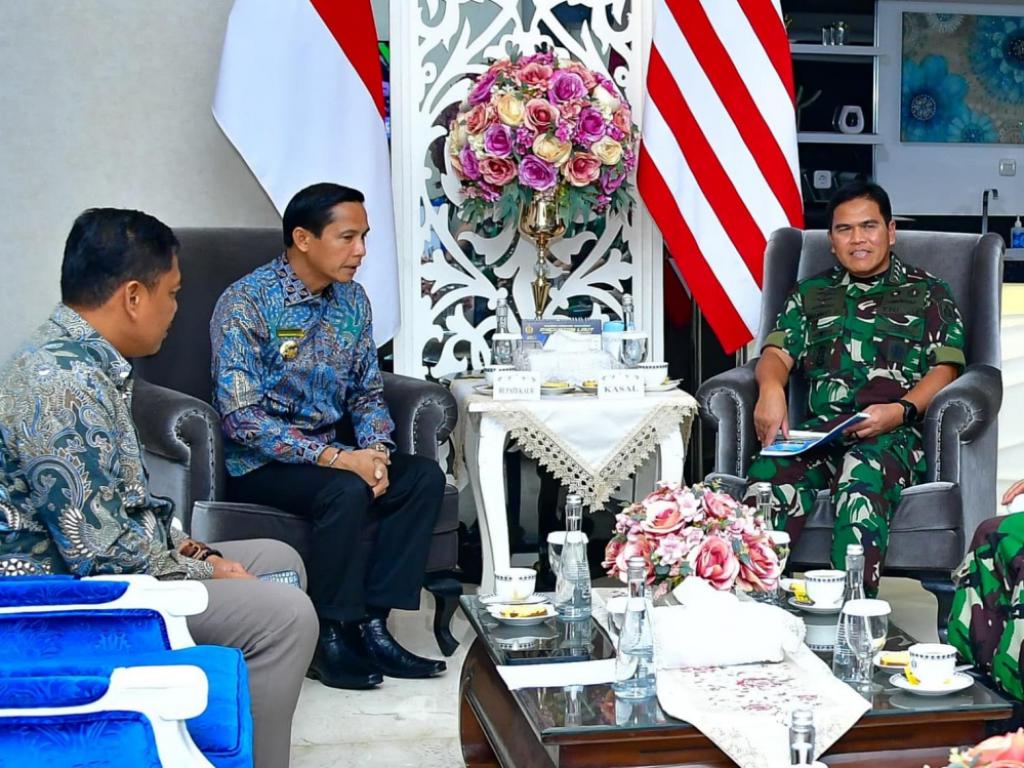 Kepala Staf Angkatan Laut (Kasal) Laksamana TNI Dr. Muhammad Ali menerima kunjungan kehormatan Bupati Kabupaten Kaur, Provinsi Bengkulu, H. Lismayanto, S.H., M.H