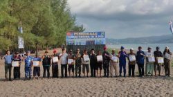 Keterangan Foto: Aksi penanaman 1.456 mangrove di Pantai Cemara, Lombok Barat, melibatkan TNI AL, Forkopimda, tokoh agama, akademisi, dan masyarakat dalam semangat gotong royong untuk lestarikan pesisir NTB.