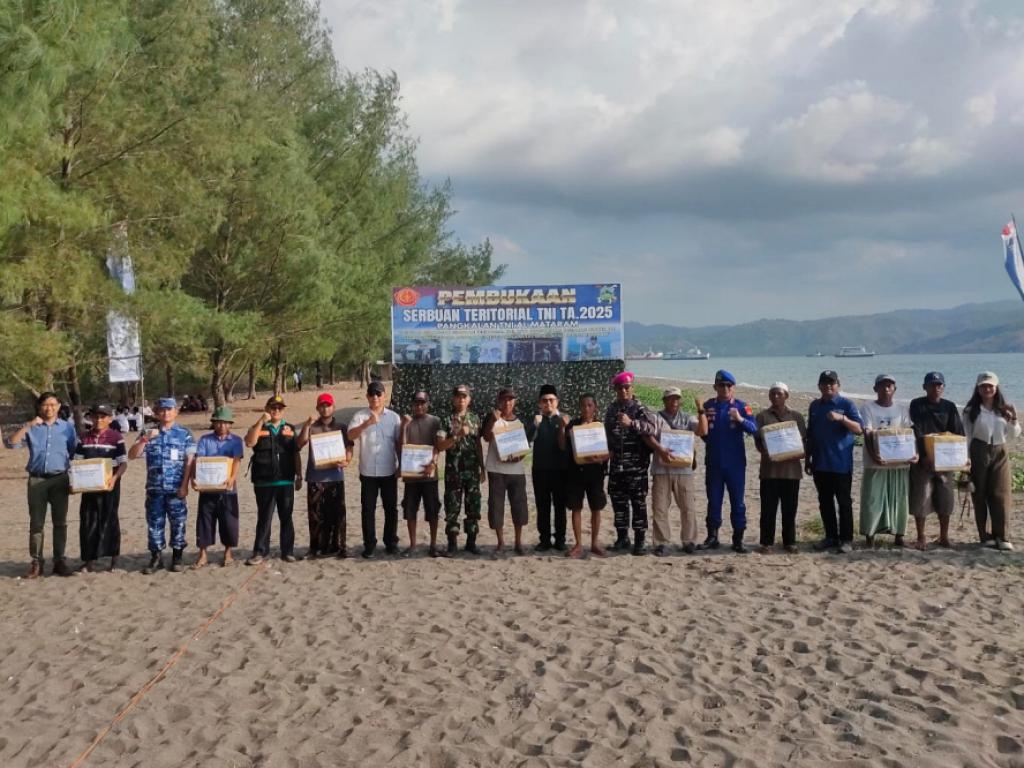 Keterangan Foto: Aksi penanaman 1.456 mangrove di Pantai Cemara, Lombok Barat, melibatkan TNI AL, Forkopimda, tokoh agama, akademisi, dan masyarakat dalam semangat gotong royong untuk lestarikan pesisir NTB.