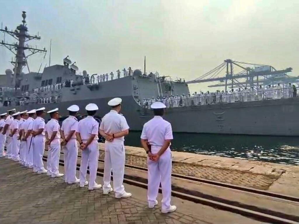 Foto PuspenAl: Kodaeral Iii Sambut Kapal Perang Amerika Uss John Finn