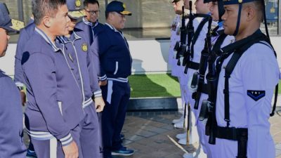 Laksamana TNI Dr. Muhammad Ali secara langsung menyaksikan dan menguji peragaan seragam
