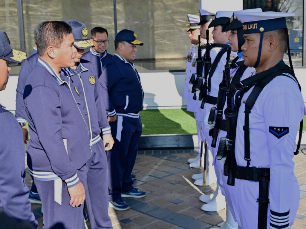 Laksamana TNI Dr. Muhammad Ali secara langsung menyaksikan dan menguji peragaan seragam