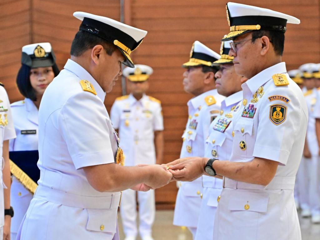 Laksamana TNI Dr. Muhammad Ali memimpin secara langsung upacara serah terima jabatan