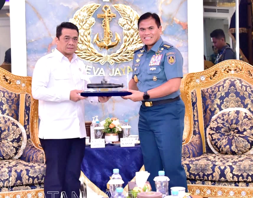 Kepala Staf Angkatan Laut (Kasal) Laksamana TNI Dr. Muhammad Ali menerima kunjungan kerja Wakil Menteri Desa dan Pembangunan Daerah Tertinggal (Wamendes PDT), Ir. H. Ahmad Riza Patria, M.B.A.