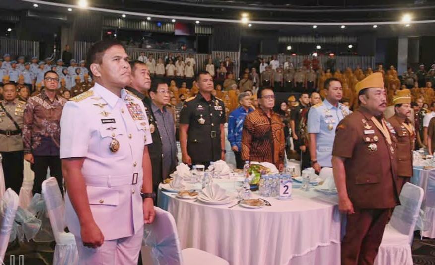 Kepala Staf Angkatan Laut (Kasal) Laksamana TNI Dr. Muhammad Ali mendampingi Menteri Pertahanan Republik Indonesia (Menhan RI) Sjafrie Sjamsoeddin menghadiri acara Peringatan Hari Veteran Nasional