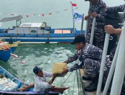 TNI AL Tebar Semangat Nasionalisme di Perbatasan, Bagikan Ribuan Bendera Merah Putih HUT RI