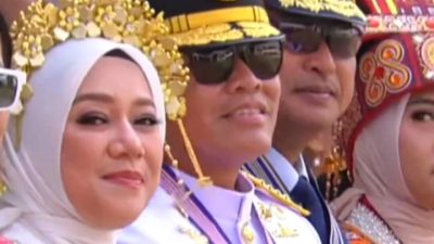 Kasal Laksamana TNI Muhammad Ali dan istrinya, Ny. Fera Muhammad Ali, tampil elegan. Ny. Fera memakai kebaya dengan renda dan hiasan kepala
