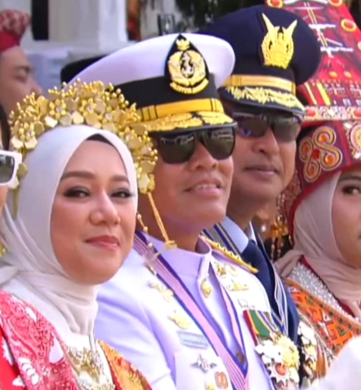 Kasal Laksamana TNI Muhammad Ali dan istrinya, Ny. Fera Muhammad Ali, tampil elegan. Ny. Fera memakai kebaya dengan renda dan hiasan kepala