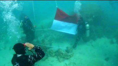Bendera Merah Putih dari dasar laut hingga permukaan perairan Pulau Sangiang, Minggu (17/8).