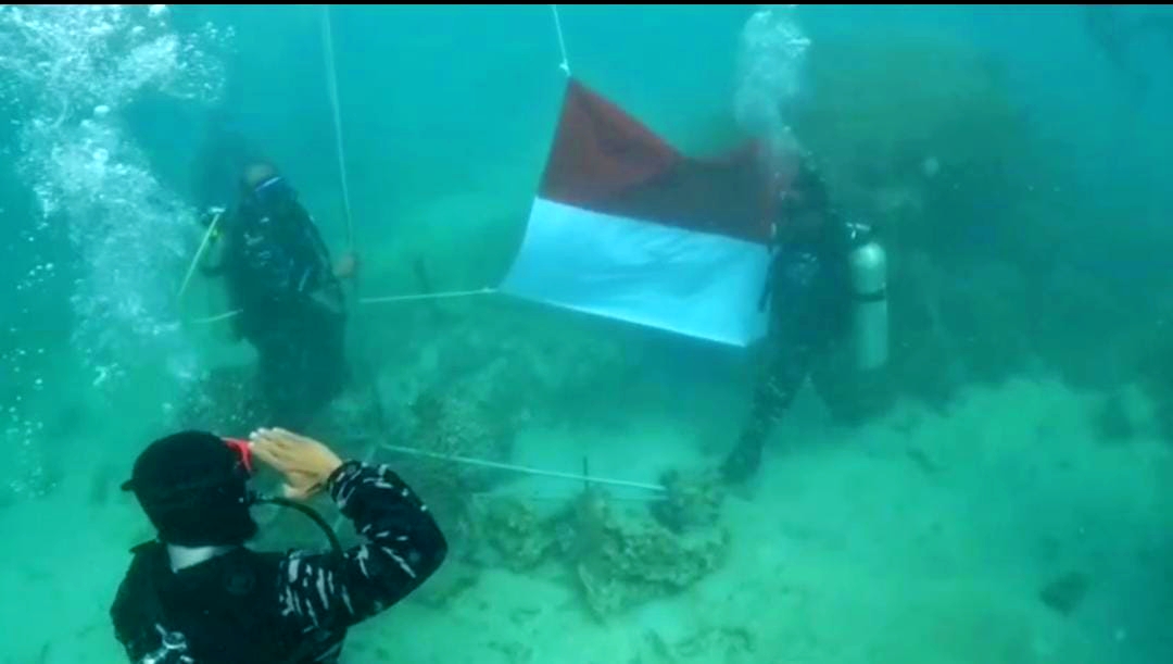 Bendera Merah Putih dari dasar laut hingga permukaan perairan Pulau Sangiang, Minggu (17/8).