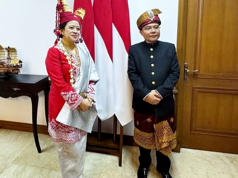 Pimpinan DPR RI menunjukkan kekompakan dan kebanggaan akan budaya Indonesia dalam upacara detik-detik Proklamasi Hari Kemerdekaan Republik Indonesia