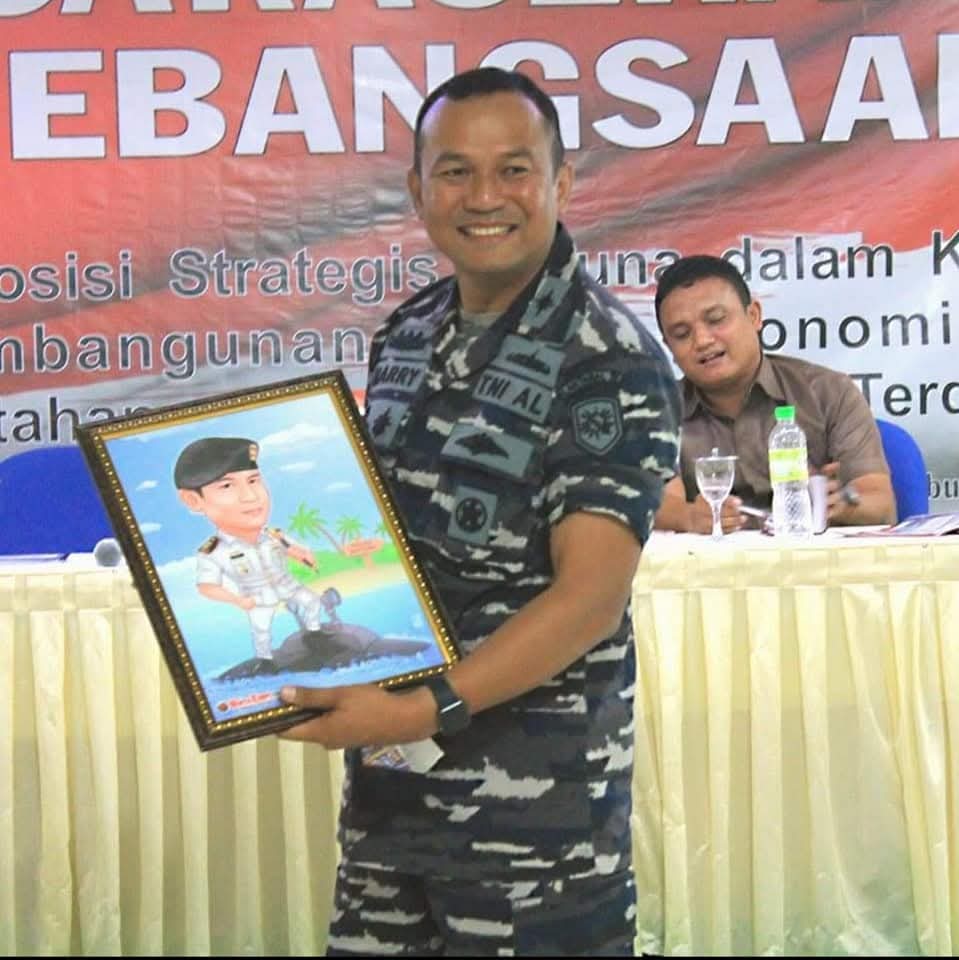 Laksamana Pertama (Anumerta) Harry Setiawan degan Karikatur Kapal selamnya diberikan Redaksi Kepri Media Group