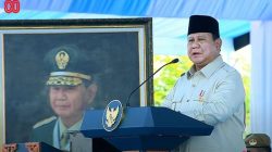 Foto puspen TNI, Presiden Prabowo Subianto tiba di Lapangan Suparlan Pusdiklatpassus Batujajar, Bandung, Jawa Barat