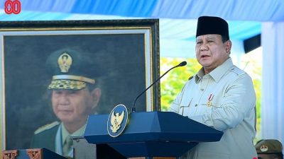 Foto puspen TNI, Presiden Prabowo Subianto tiba di Lapangan Suparlan Pusdiklatpassus Batujajar, Bandung, Jawa Barat