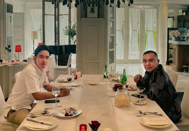 Wapres Gibran Rakabuming Raka dan Wakil Ketua DPR Sufmi Dasco makan siang bersama dengan menu bakso hingga dendeng balado. (Foto: IG Gibran Rakabuming Raka)