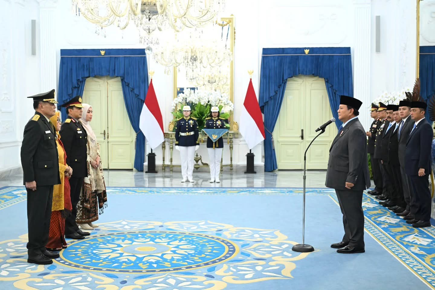 Presiden Prabowo Subianto menganugerahkan kenaikan pangkat istimewa kepada Letnan Jenderal TNI (Purn.) Djamari Chaniago sebagai Jenderal TNI Kehormatan dan Komisaris Jenderal Polisi (Purn.) Ahmad Dofiri sebagai Jenderal Polisi Kehormatan.Penganugerahan yang diberikan berdasarkan Keppres No. 84/TNI Tahun 2025 dan No. 85/POLRI Tahun 2025 ini merupakan wujud apresiasi atas dedikasi, pengorbanan, dan kesetiaan keduanya selama pengabdian panjang kepada bangsa dan negara.
