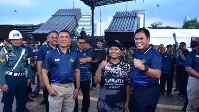 KSAL Muhammad Ali tersenyum dan bersalaman dengan masyarakat di stan pameran