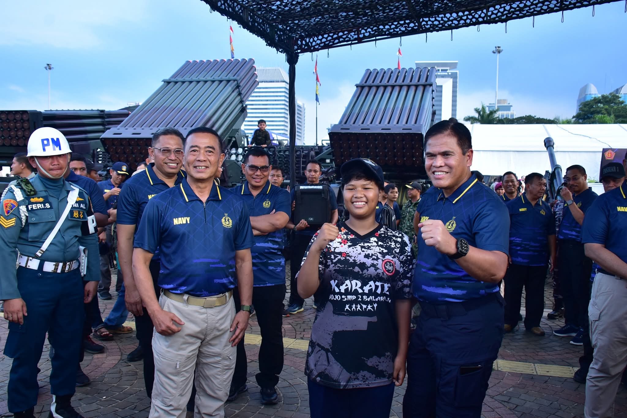KSAL Muhammad Ali tersenyum dan bersalaman dengan masyarakat di stan pameran