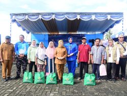 Bakti Sosial TNI AL dan Pemprov Gorontalo: 700 Paket Sembako Murah untuk Warga dan Dhuafa