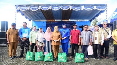 TNI AL dan Pemprov Gorontalo gelar pasar murah bersubsidi,bagikan 700 paket sembako ke warga. Wakil Gubernur dan Danlanal turun langsung layani masyarakat dalam rangka HUT TNI AL ke-80